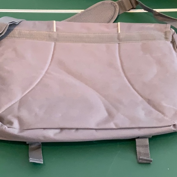 Guess Gray And White Messenger Bag - Picture 4 of 8